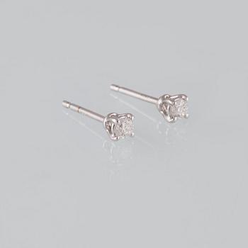 ÖRHÄNGEN, 18K vitguld med briljantslipade diamanter ca 0.22 ct. Vikt 1,2 gram.