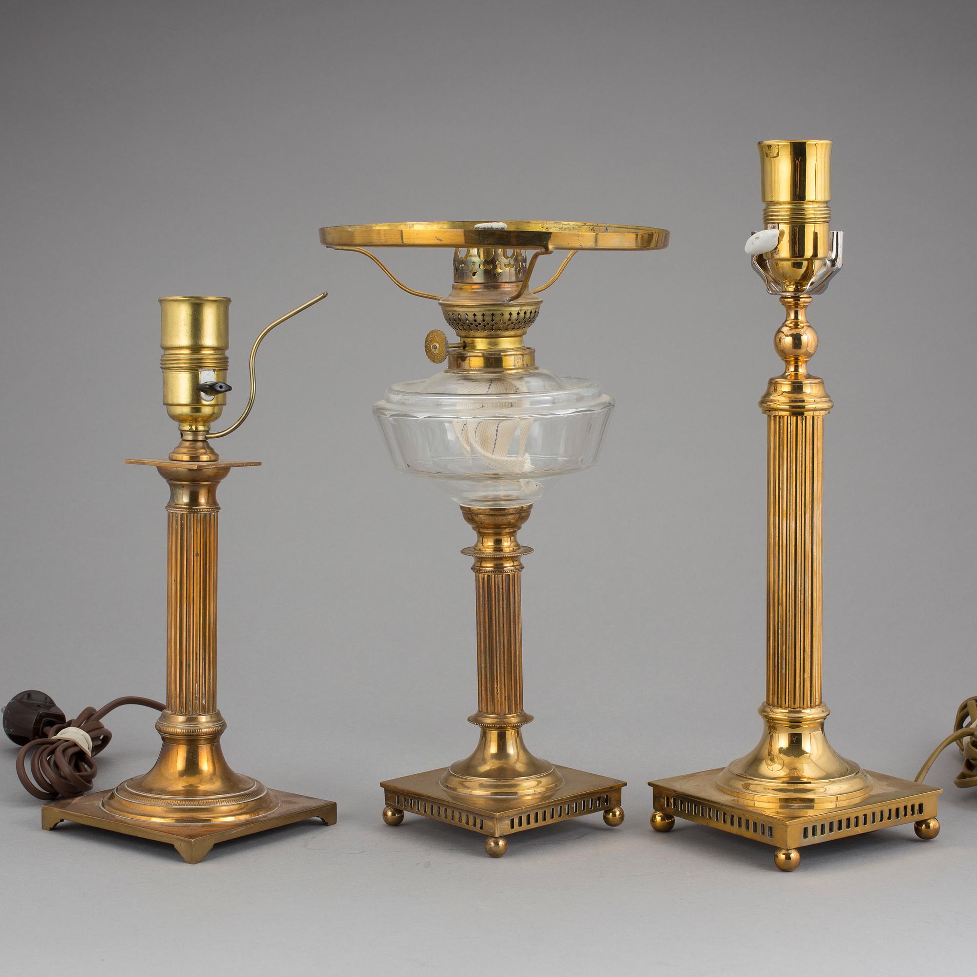 FOTOGENLAMPA samt BORDSLAMPOR, 2 stycken, mässing, bland annat Skultuna Bruk, 1900-talets början.