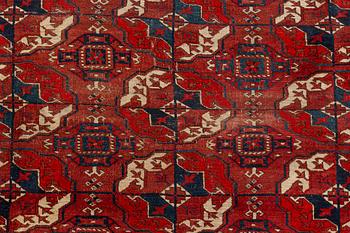 A main carpet, antique, Tekke ca 287 x 215 cm (as well as 1 cm flat weave at the ends).