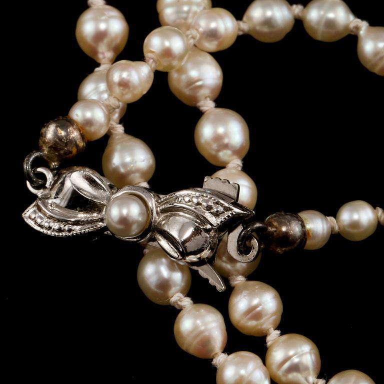 COLLIER, odlade pärlor med lås i silver.