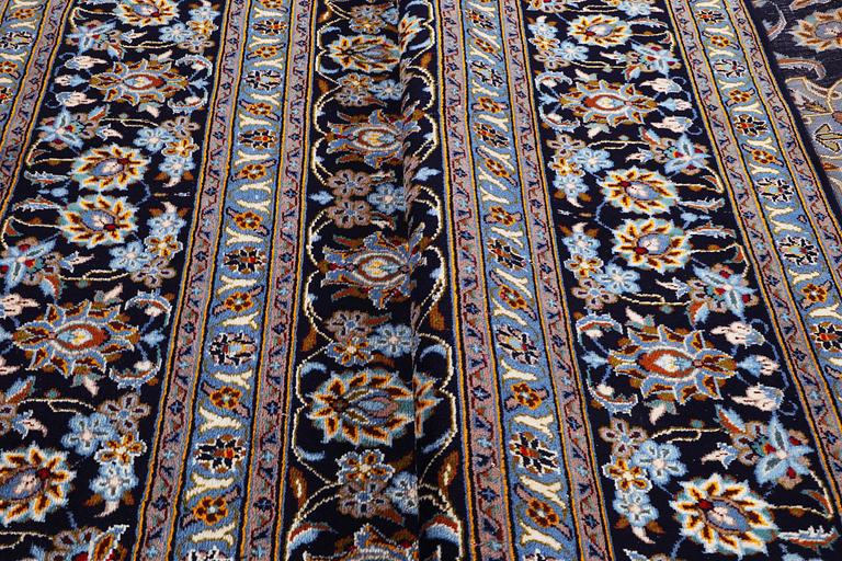 Matta, Keshan, ca. 380 x 302 cm.