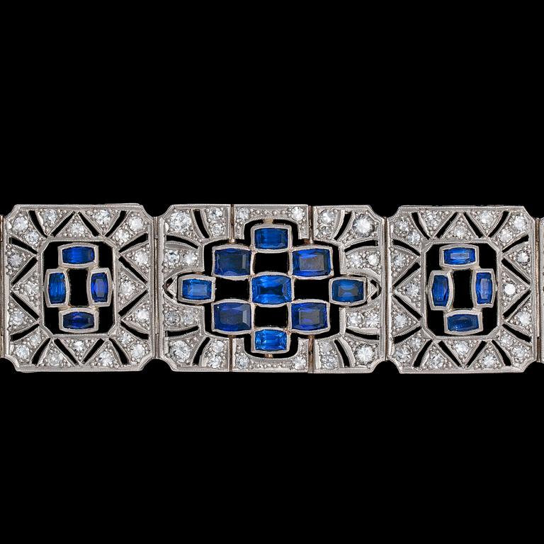 ARMBAND, briljant- och åttkantslipade diamanter, tot. ca 10 ct, samt blå safirer, tot. ca 25 ct. Art Deco, 1930-tal.