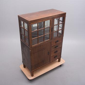 VITRINSKÅP, enligt given uppgift ritad av arkitekt Gustaf Nyström, ca 1900.