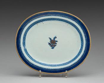 A blue and white tureen with cover and stand. Qing dynasty, Qianlong (1736-95).