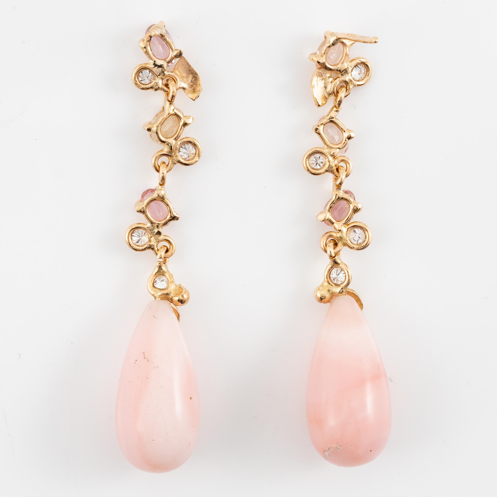 Örhängen, Mandelstam, 18K guld med rosa opaler, rosa turmaliner och briljantslipade diamanter.