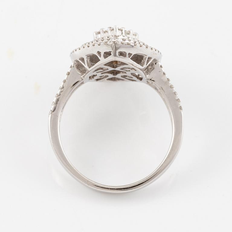 Ring in 18K white gold set with brilliant-cut diamonds,.