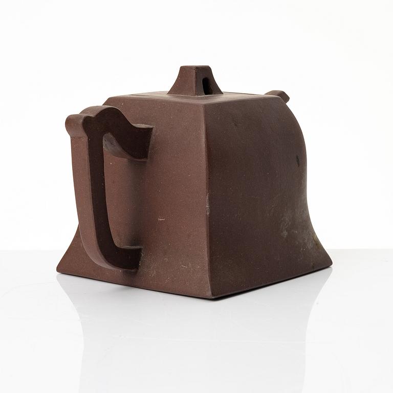 A Chinese square yixing teapot, early 20th century.