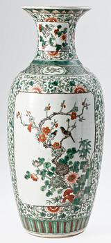 GOLVVAS, porslin. Kina, Qing-dynastin.