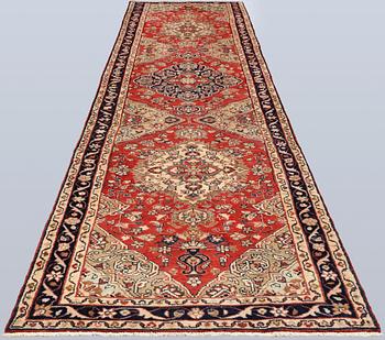 A Hamadan runner, approx. 530 x 116 cm.