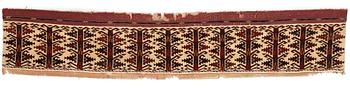 1767. ANTIKT TURKMENSKT FRAGMENT. Troligen fragment från en kapunuk eller jollar. 24 x 130 cm.