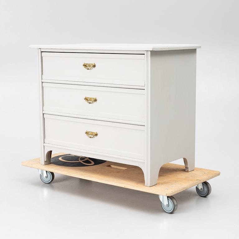 A chest of drawers, early 20th Century.