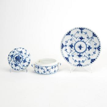 A Musselmalet 25 pcs porcelain service Royal Copenhagen Denmark 1870-1984.