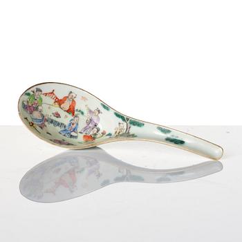 A Chinese porcelain dish and a spoon, late Qing dynasty / around 1900.
