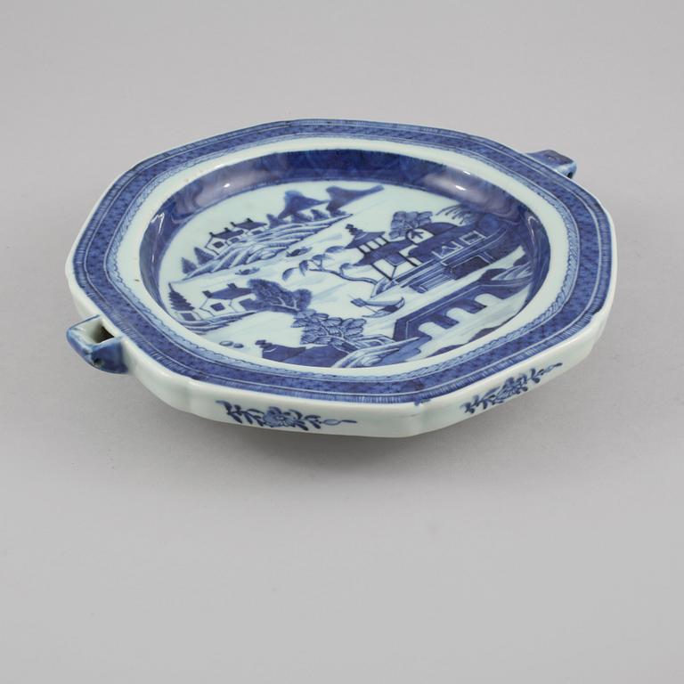 VÄRMEFAT, porslin, Kina, omkring år 1800.