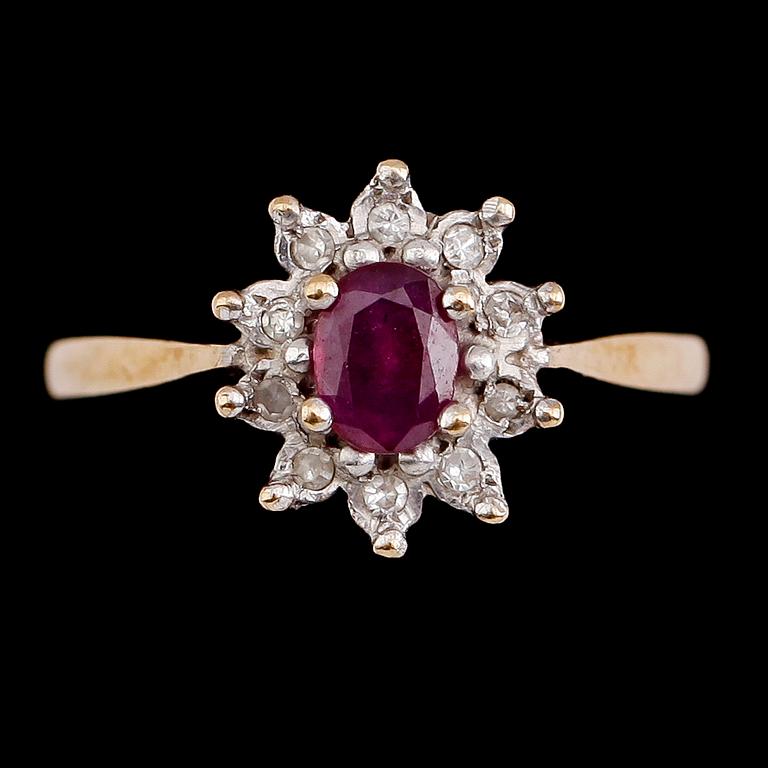 RING, 9 k guld med rubin och små diamanter. Total vikt ca 2 gram.