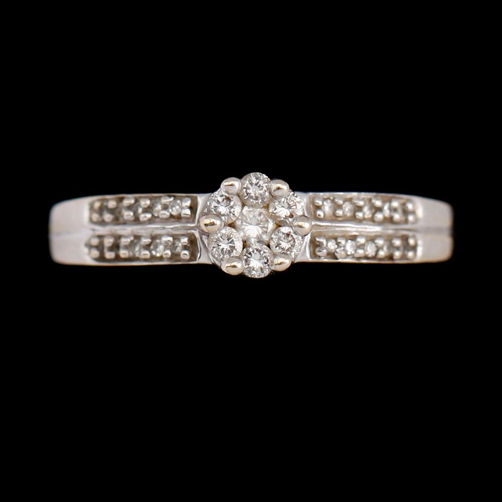 RING, 18 k vitguld och briljantslipade diamanter. Total vikt 4 g.
