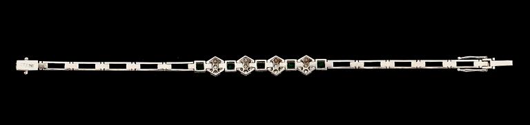 ARMBAND, 18K vitguld, med åttkantslipade diamanter tot ca 0.75 ct samt smaragder. Vikt ca 17 g.