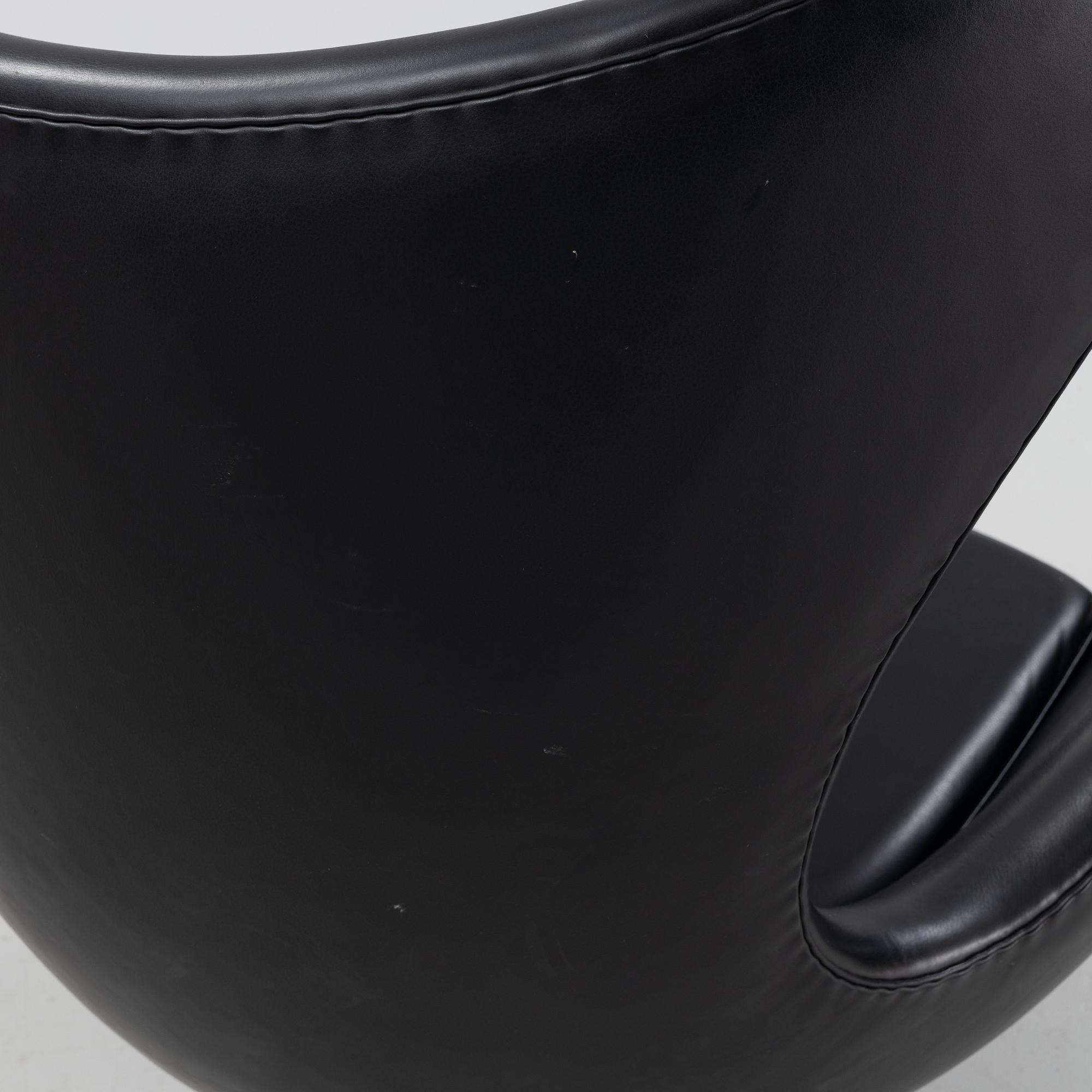 Arne Jacobsen, a black leather 'Egg' lounge chair from Fritz Hansen, Denmark.