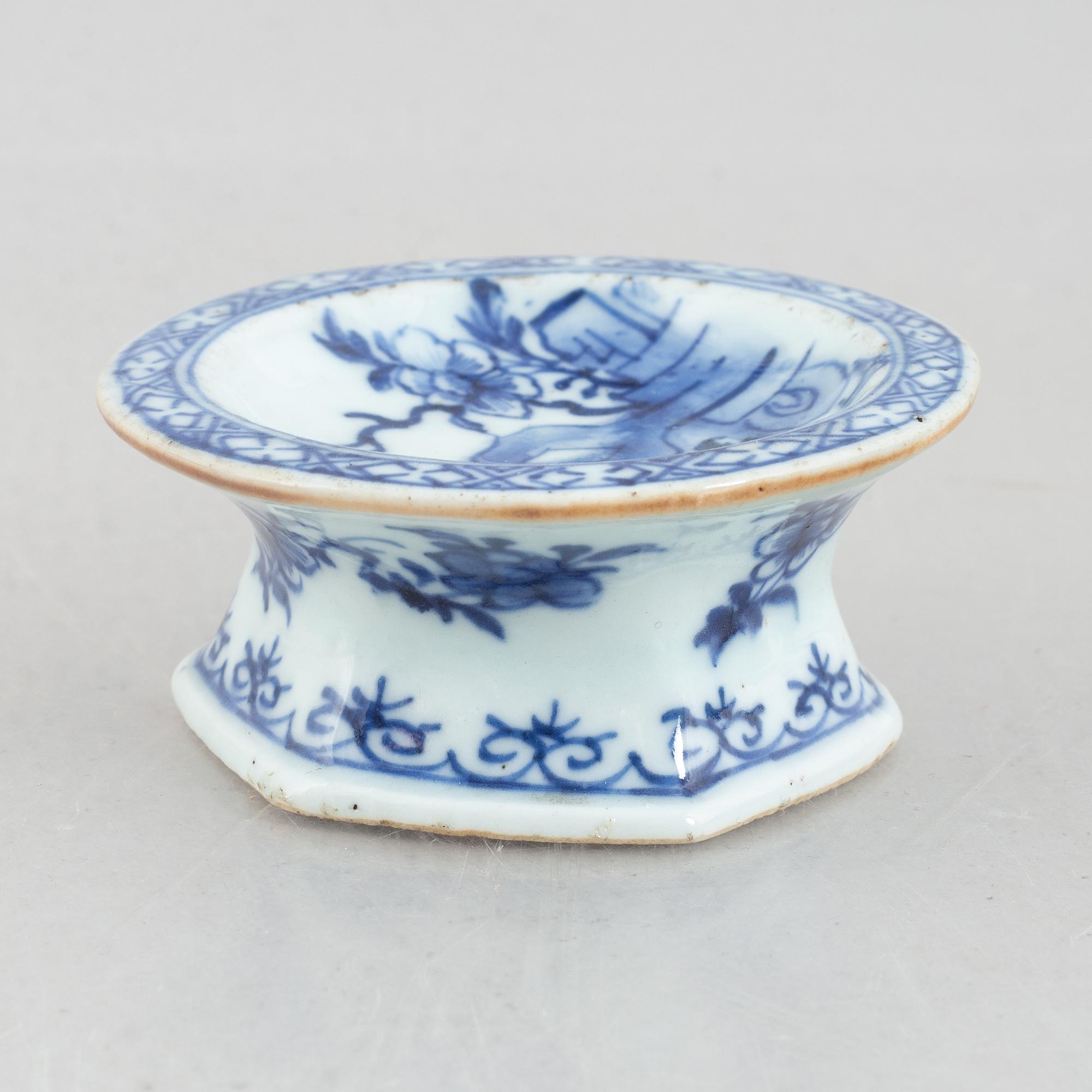 Four blue and white pieces of export porcelain, China, Qianlong (1736-95).