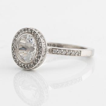 Efva Attling, ring med bergkristall och briljantslipade diamanter.