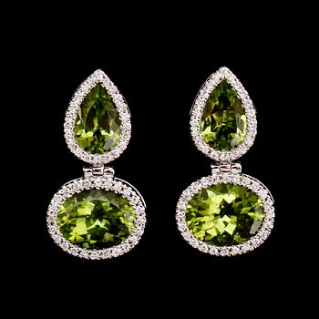 ÖRHÄNGEN, 1 par, 18 k vitguld, gröna peridoter ca 7.97 ct, briljantslipade diamanter tot ca 0.44 ct.