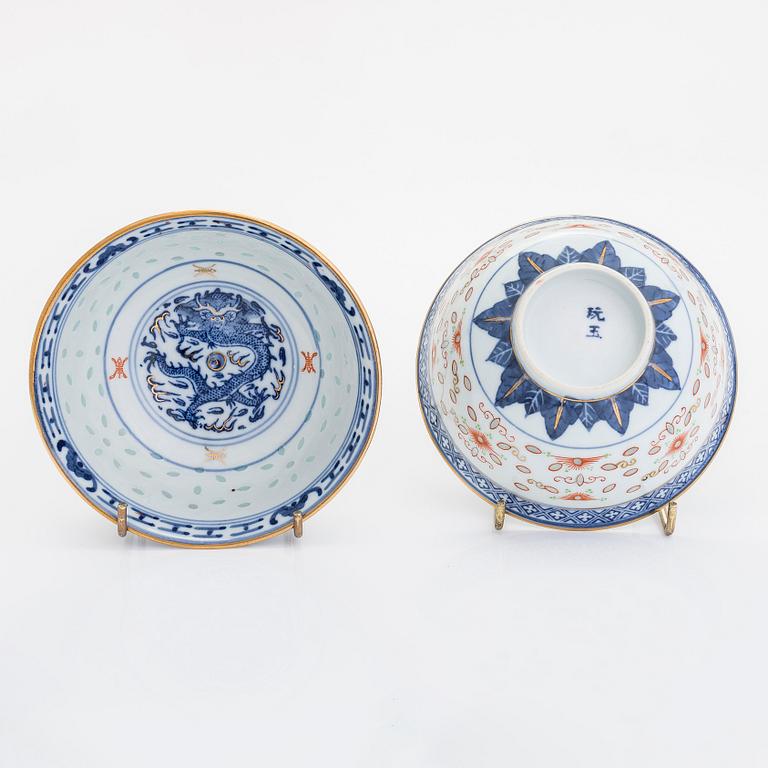 A set of six porcelain bowls and twelve plates, China, early 20th century.