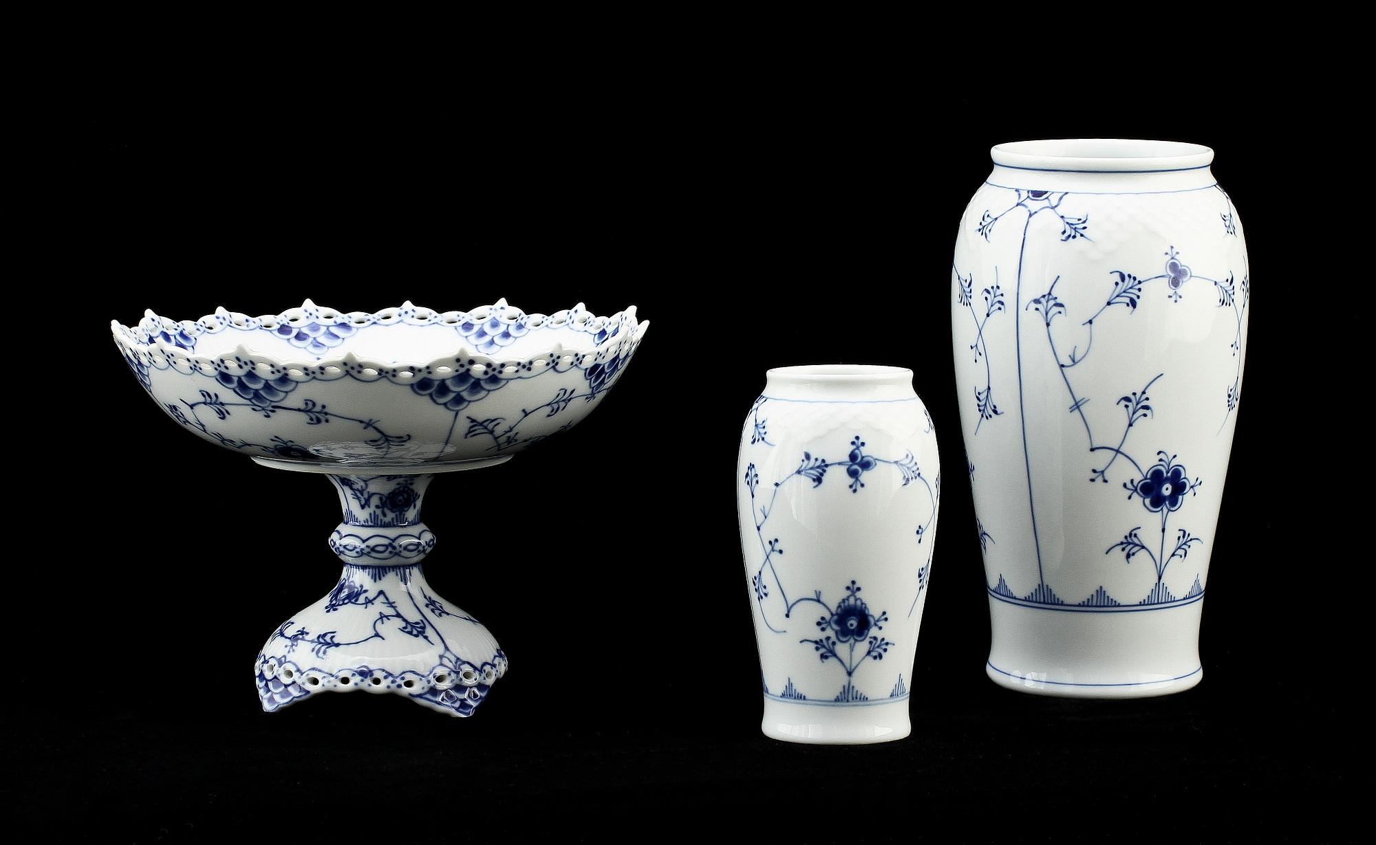 SERVISDELAR, 28 st, porslin, "Musselmalet", Bing & Gröndahl samt Royal Copenhagen, 1900-talets andra hälft.