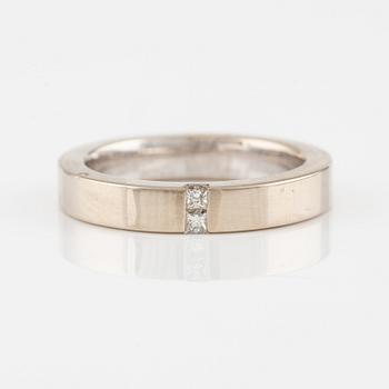 Ring in 18K white gold with princess cut diamonds.