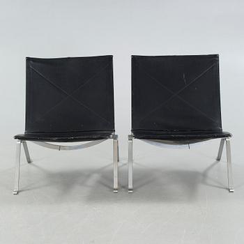 A pair of "PK22" chairs, designed by Poul Kjaerholm, made by Fritz Hansen in 1989.