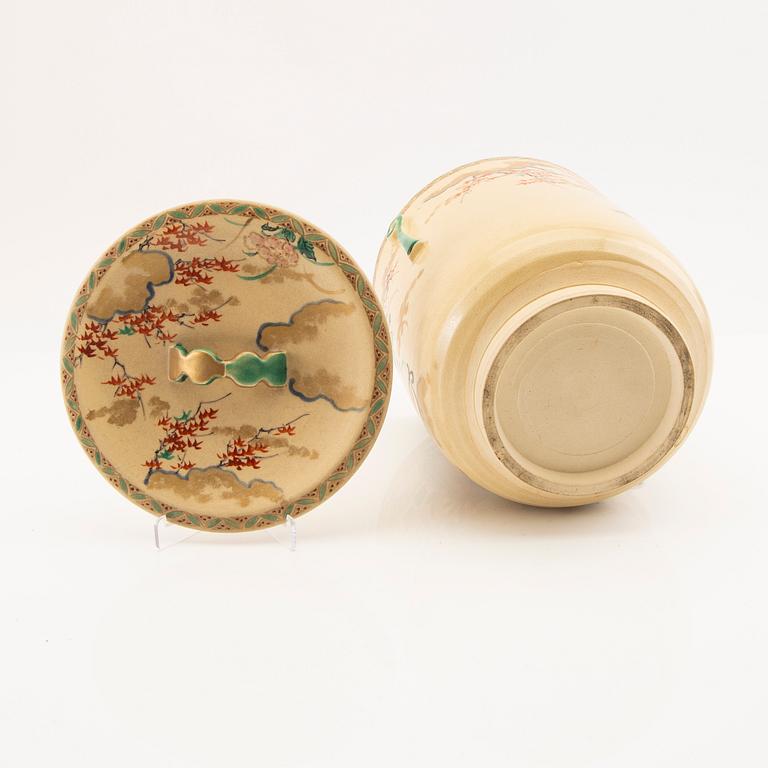 A Japanese satsuma jar with cover, signed, early 20th century.