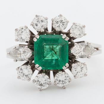 RING, 18K whitegold, 1 emerald, 8 brilliant-cut diamonds and 2 marquis-cut diamonds total 0,90 ct.