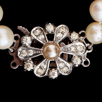 PÄRLCOLLIER, 2 st, odlade doserade pärlor, 1900-talets andra hälft.