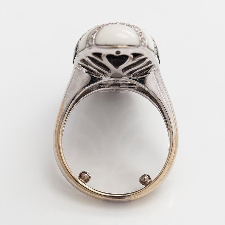 Sormus, musta ja valkoinen onyksi briljanttihiotut timantit.