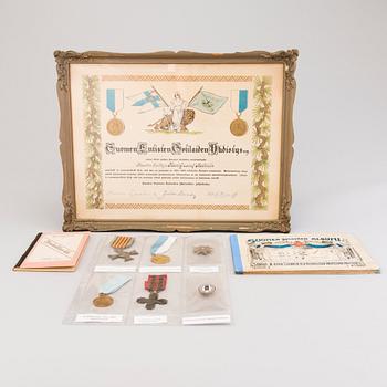 Finska krigsmaktens medaljer, 6 st, och böcker, 2 st, Finland, ca 1855-1931.