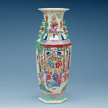 1640. VAS, porslin. Qing dynastin, Kanton, 1800-tal.