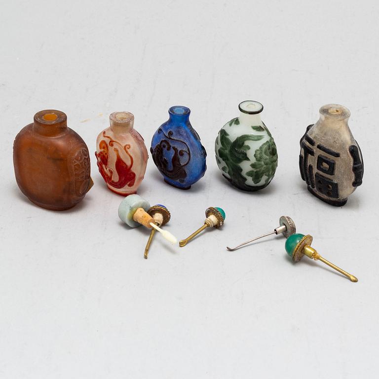 Five Chinese glass snuff bottles, 20th century.