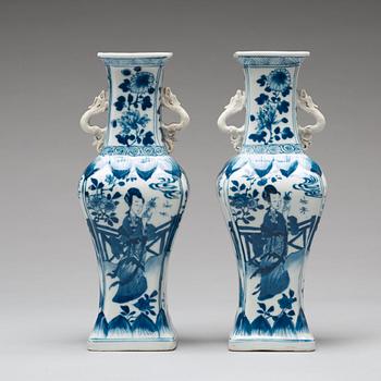 A pair of blue and white vases, Qing dynasty, Kangxi (1662-1722).