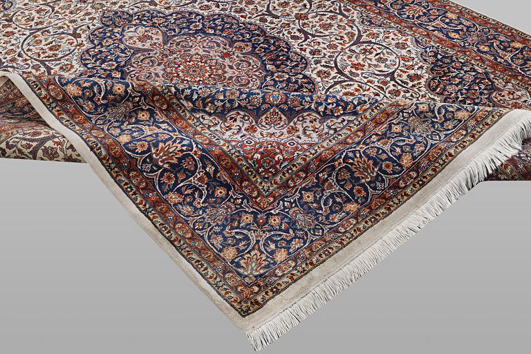 A carpet, Quum, ca 334 x 248 cm.