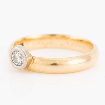 Ring 18K guld med en rund briljantslipad diamant 0.15 ct enligt gravyr.