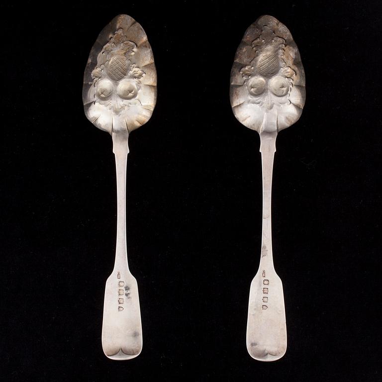 SERVERINGSSKEDAR, silver, Irland, Dublin 1828. Vikt 140 g.