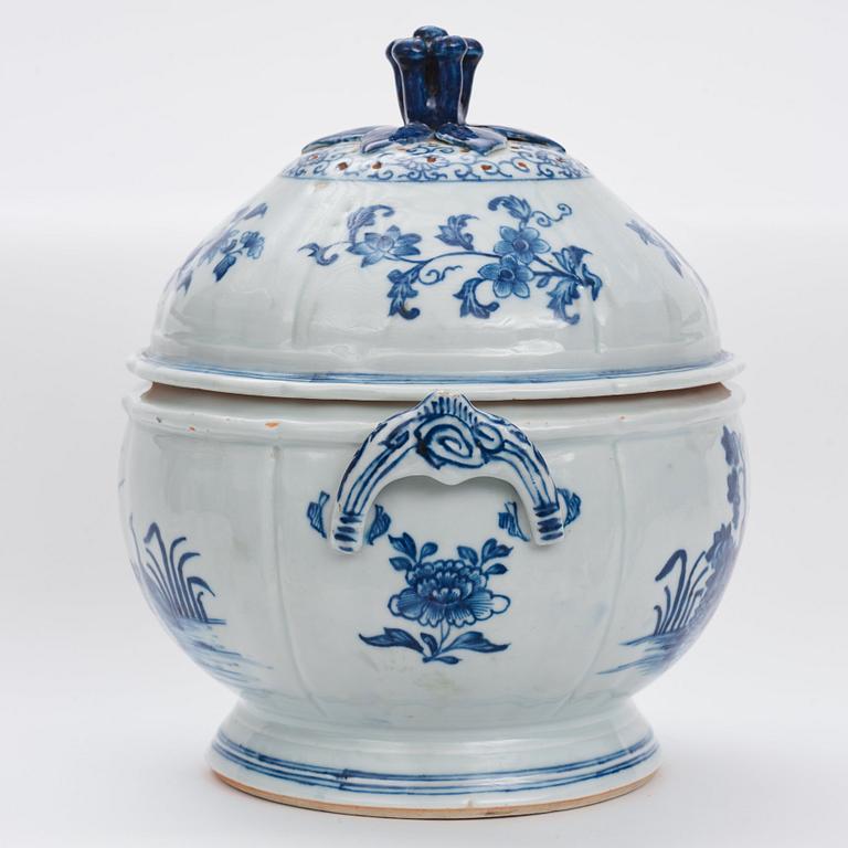 A blue and white dinner service, Qing dynasty, Qianlong (1736-95). (70 pieces).