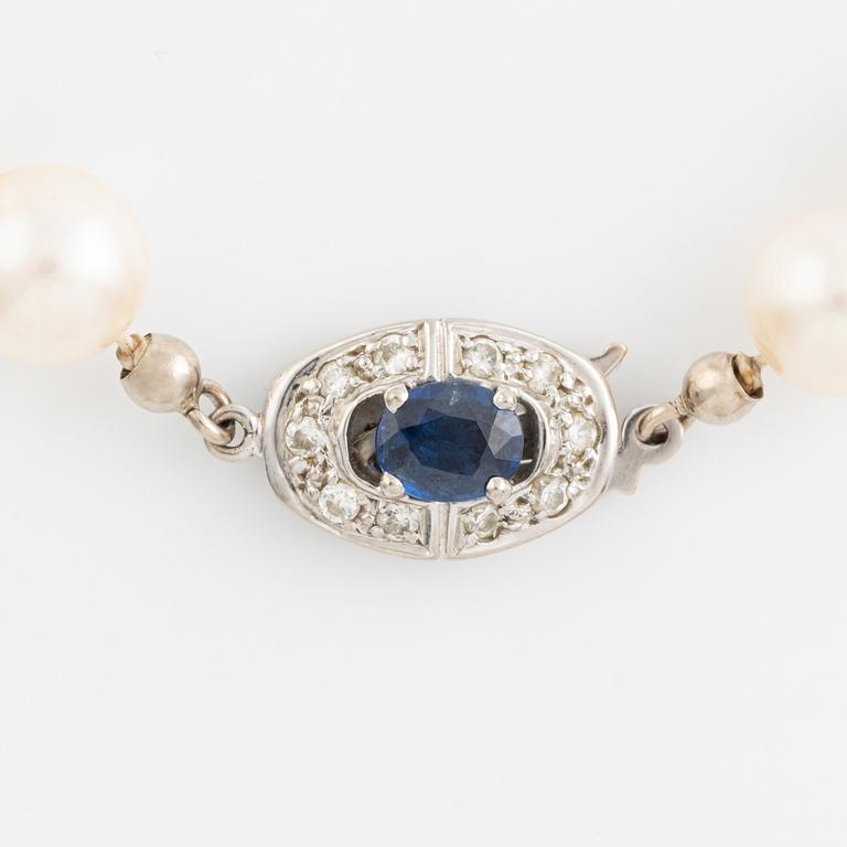 Collier odlade pärlor lås 18K vitguld med safir och diamanter.