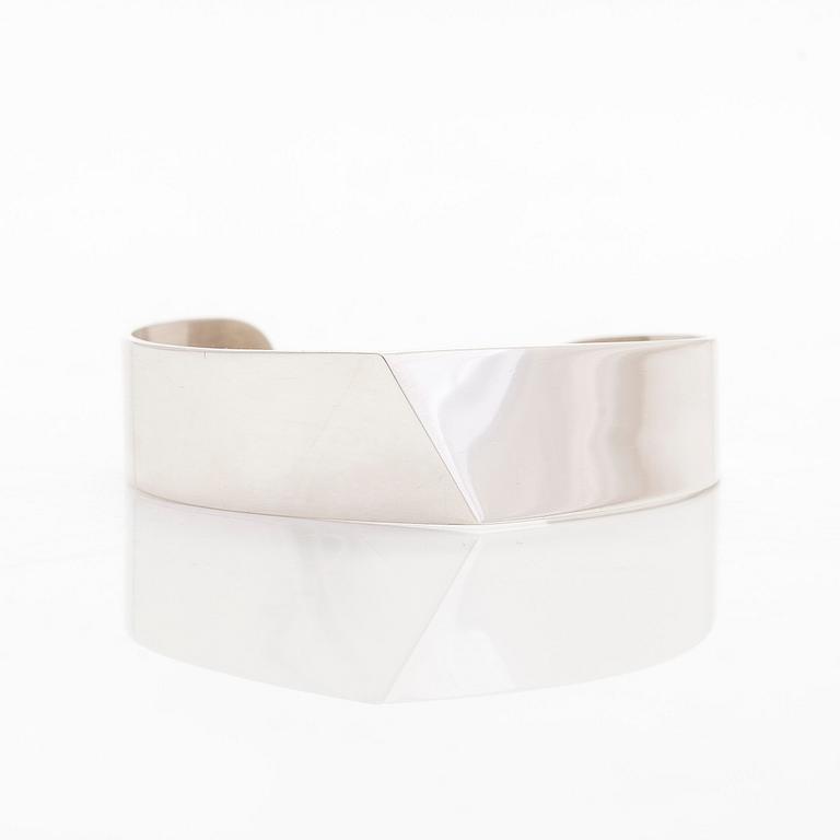 Pekka Piekäinen, a sterling silver bangle, Platinoro, Turku 2008.