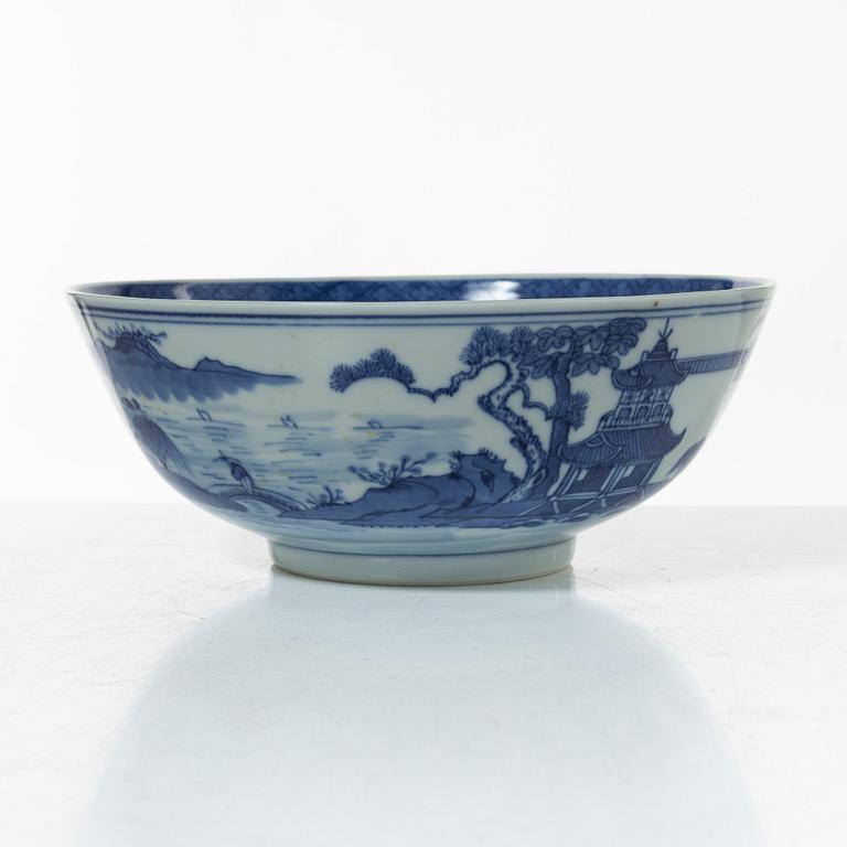 A blue and white export porcelain bowl, China, Qing dynasty early 19th century.