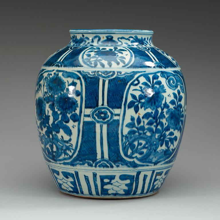 KRUKA, porslin. Ming dynasti, Wanli (1572-1620).