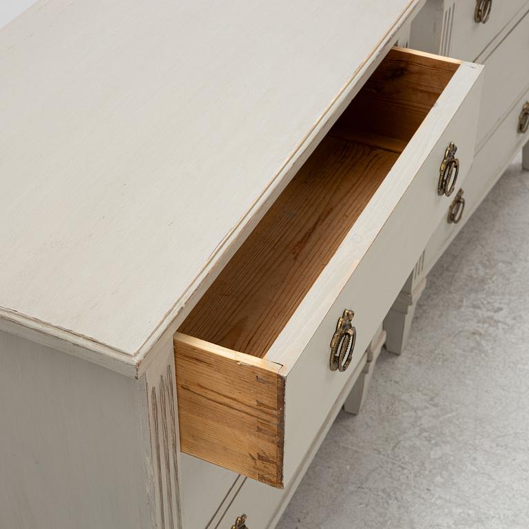 Chests of drawers, a pair, similar, Gustavian style, first half of the 20th century.