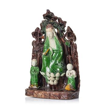 A sculpture of Guanyin and two attendants, Qing dynasty, Kangxi (1662-1722).