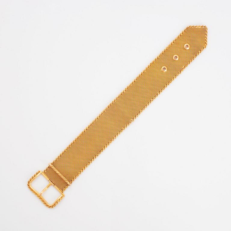 An 18K gold buckle bracelet.