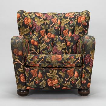 A mid-20th century armchair.