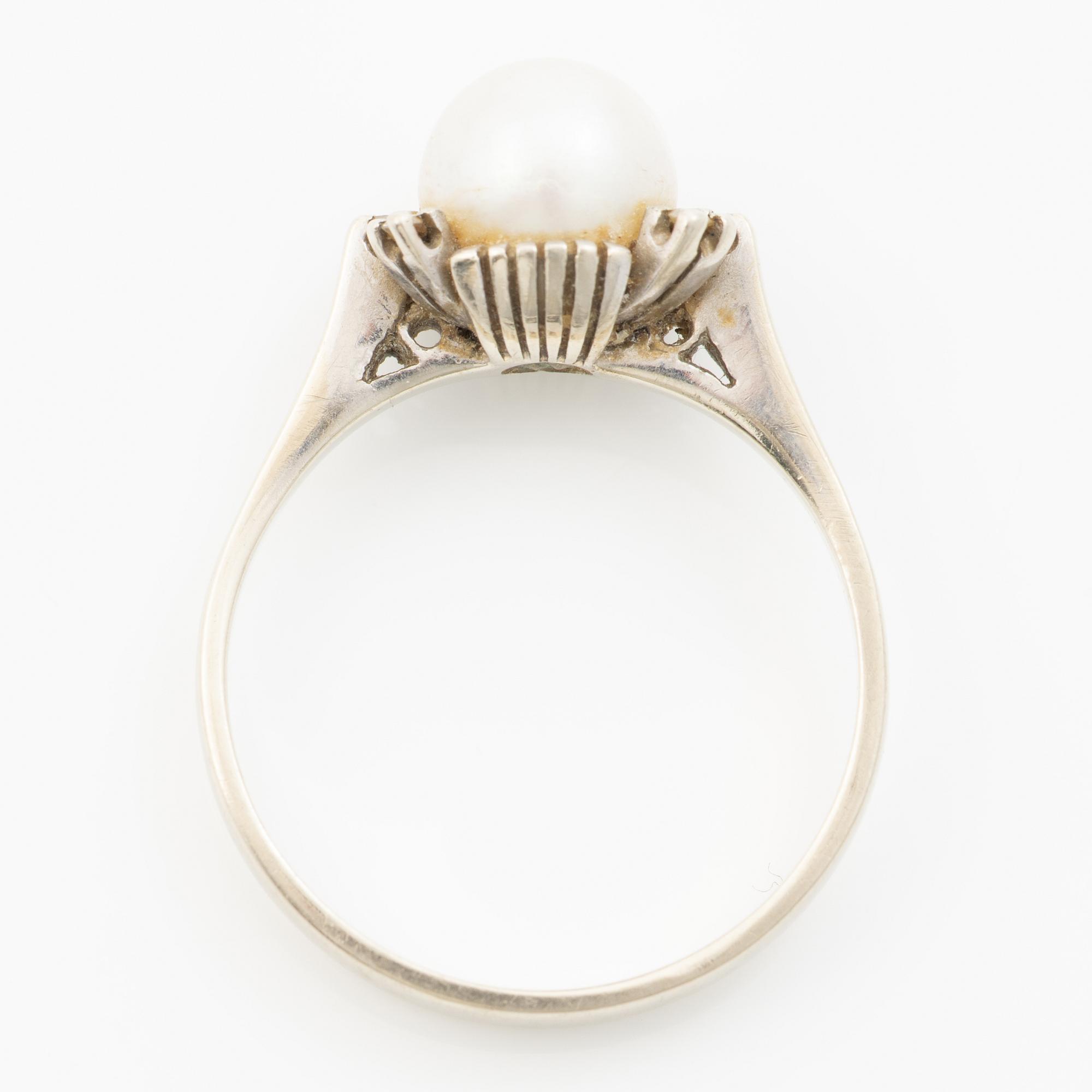 18K white gold ring with a cultured pearl and small diamonds.